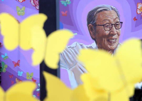 본의 공식 배상을 요구하며 싸워 온 일본군위안부 피해자 김복동 할머니의 영결식이 1일 오전 서울 종로구 옛 일본대사관 앞에서 열리고 있다. <연합 제공>